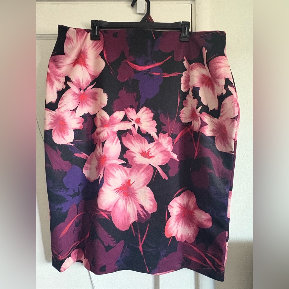 Chic Floral Midi Skirt in Pink and Purple
